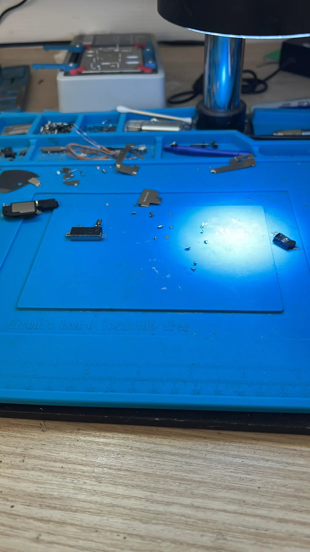 Photo réelle d’une intervention sur iPhone réalisée à l’atelier Badiphone à Hellemmes-Lille.