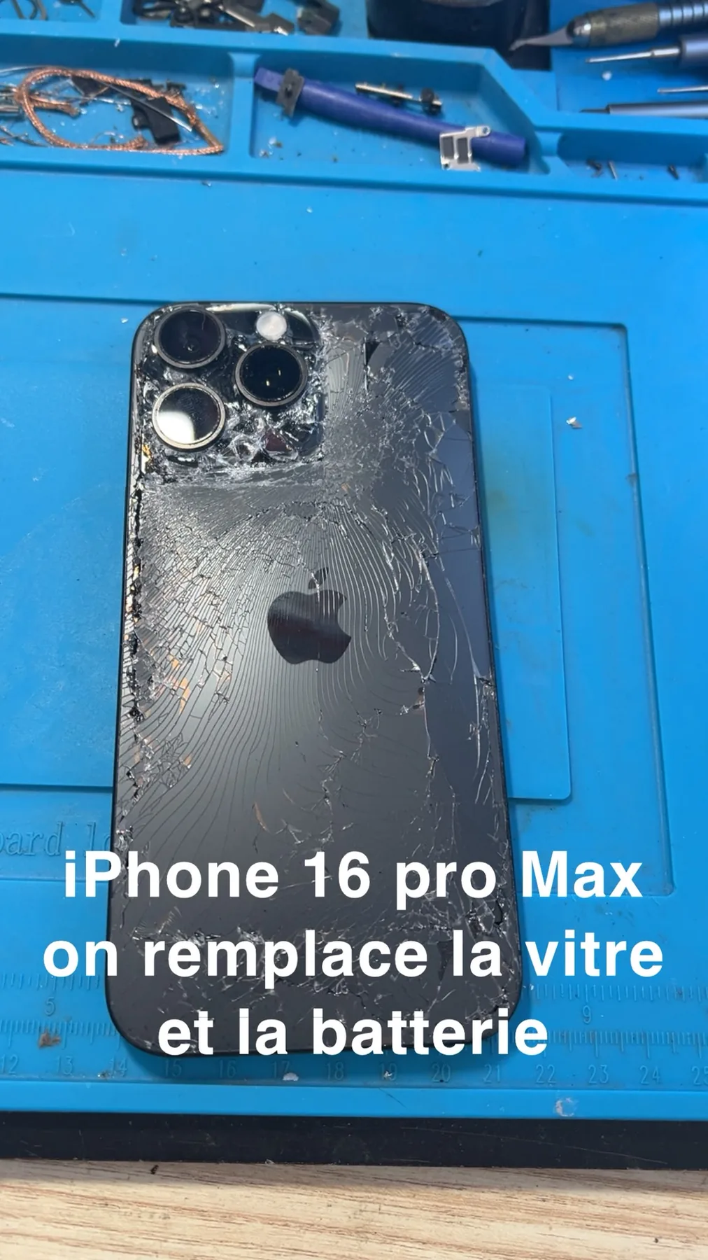 Photo réelle d’un iPhone avec vitre arrière endommagée avant réparation chez Badiphone à Lille.