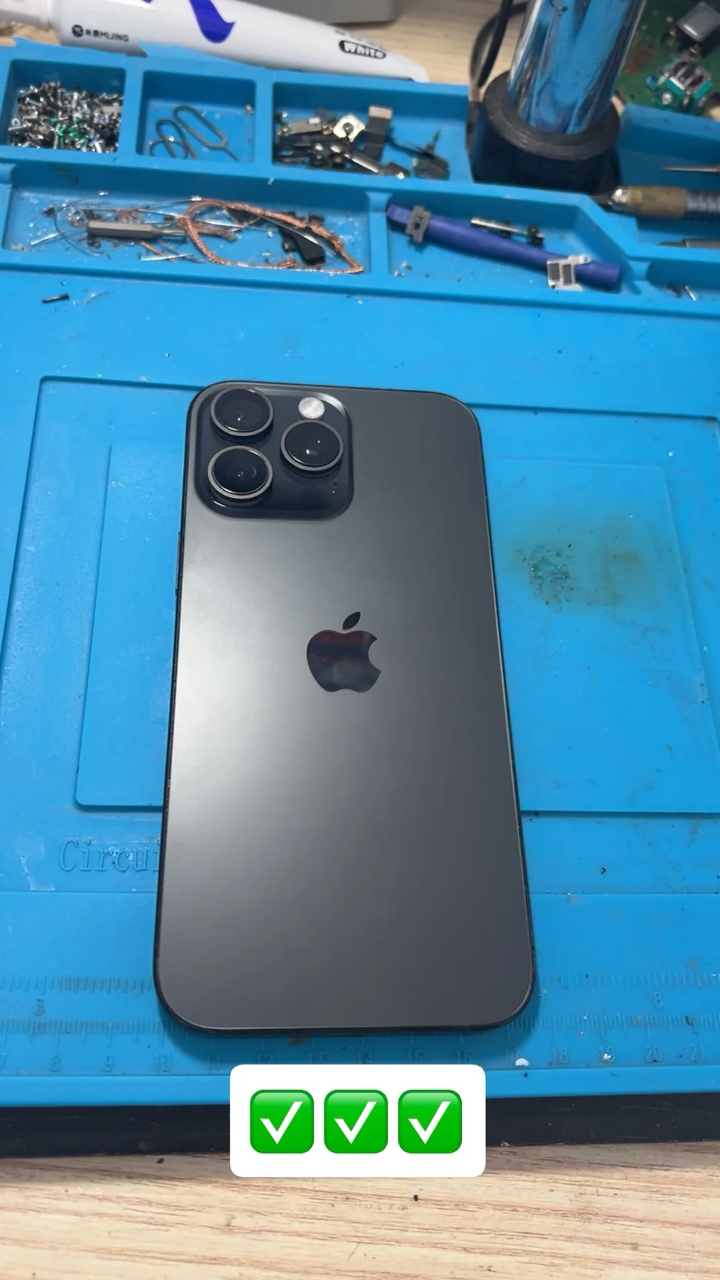 Photo réelle d’un iPhone avec vitre arrière endommagée avant réparation chez Badiphone à Lille.