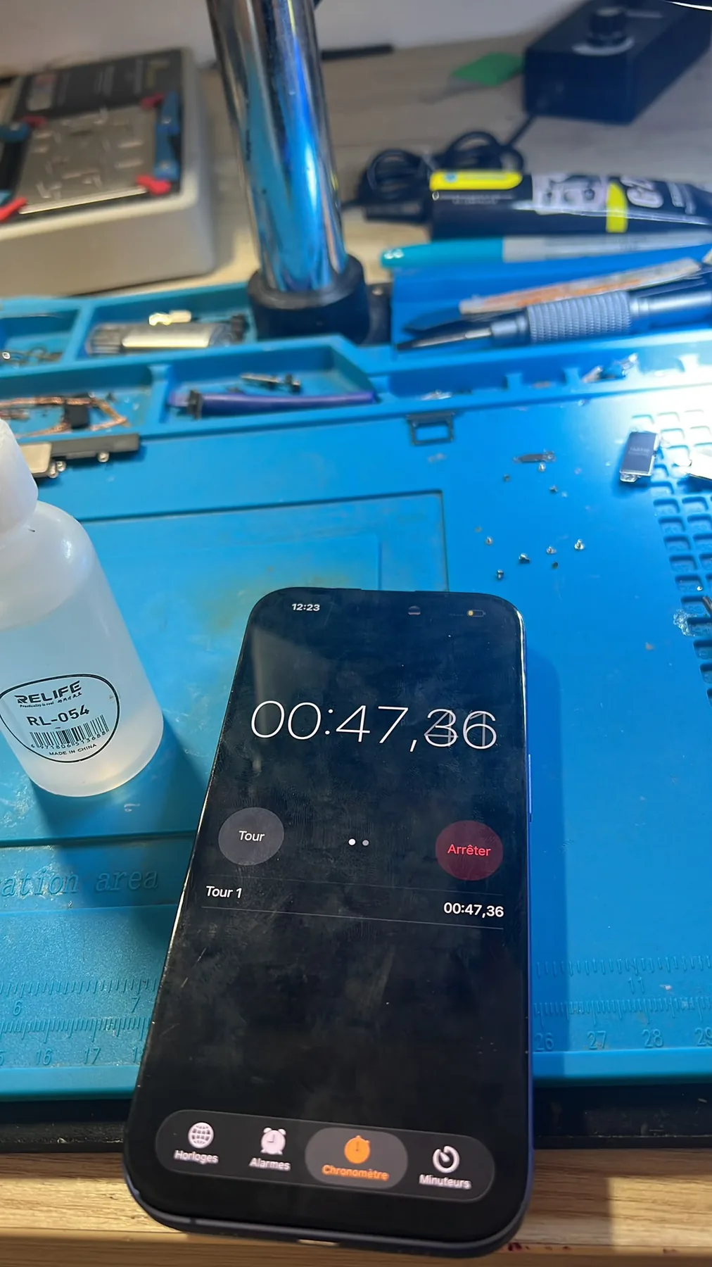 Photo réelle d’une intervention sur iPhone réalisée à l’atelier Badiphone à Hellemmes-Lille.