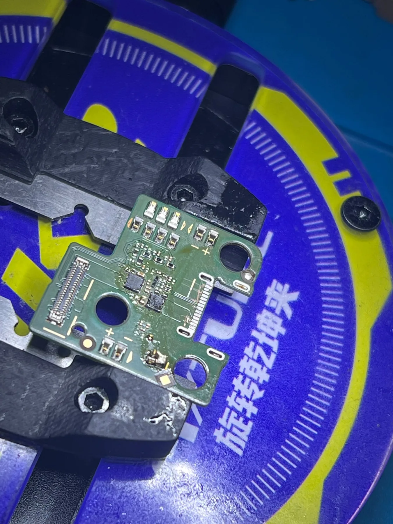 Photo réelle d’une carte électronique préparée pour une intervention de microsoudure chez Badiphone à Lille.