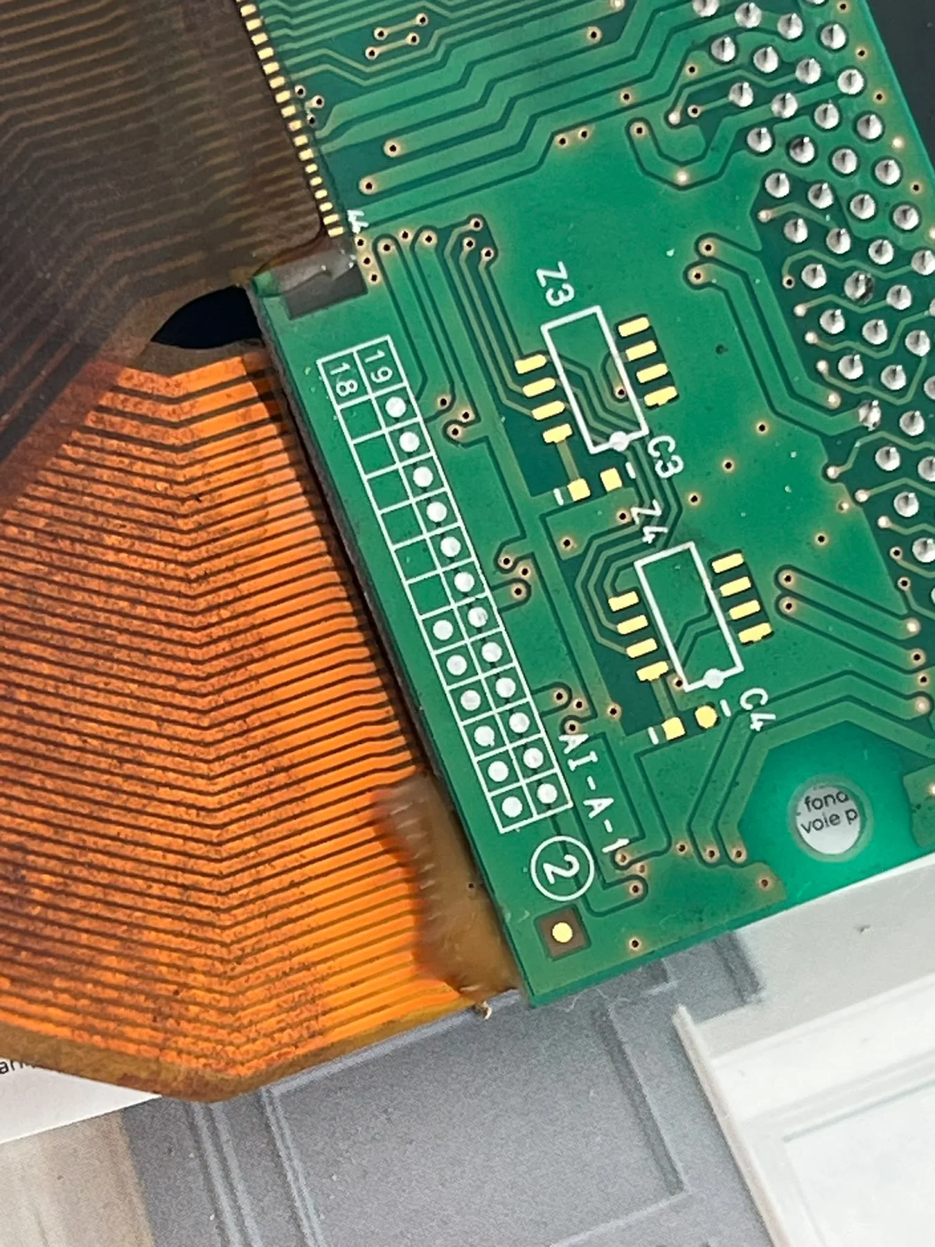 Gros plan réel d’une nappe et de pistes électroniques observées lors d’un diagnostic chez Badiphone à Lille.