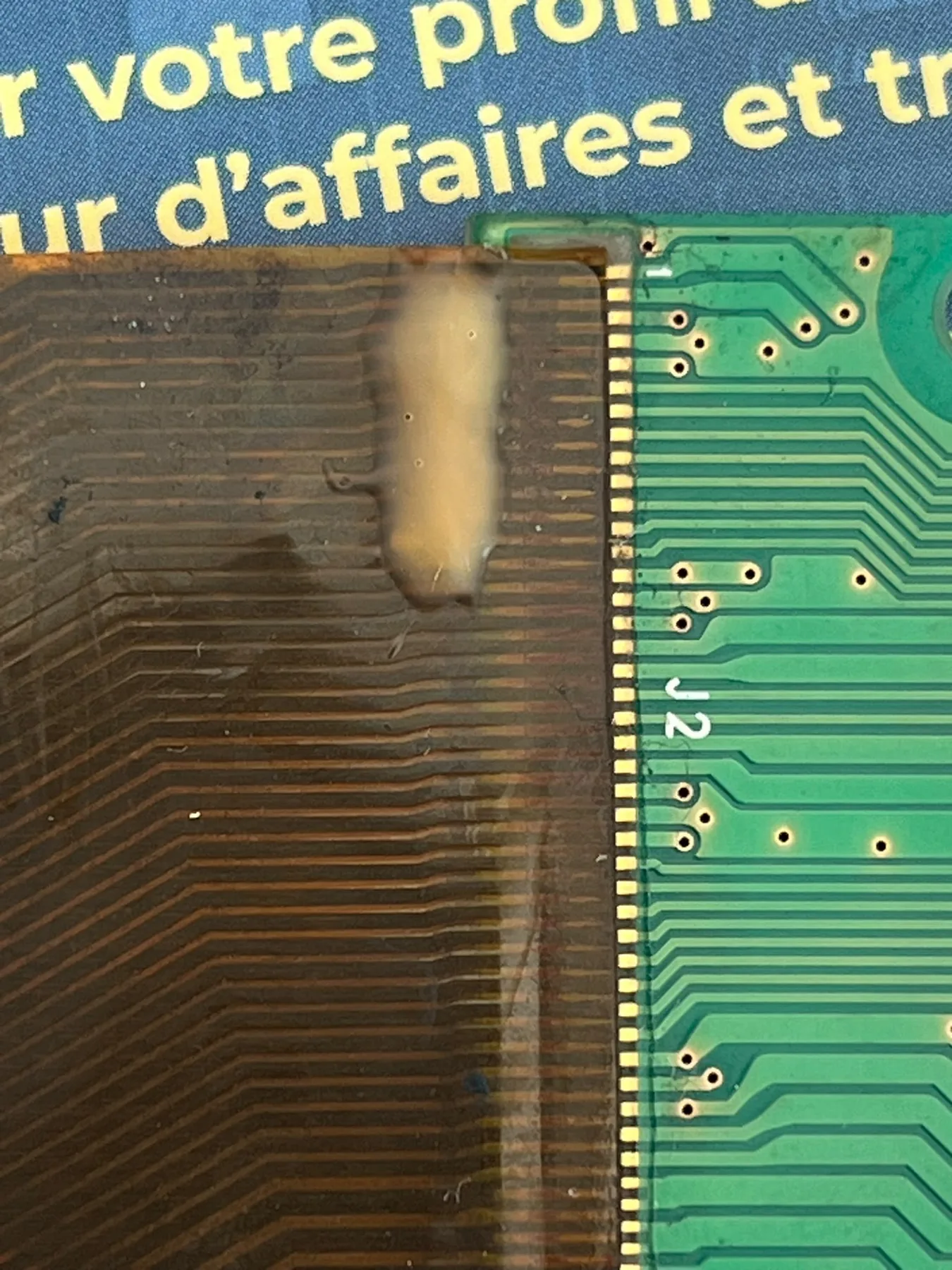 Gros plan réel d’une nappe et de pistes électroniques observées lors d’un diagnostic chez Badiphone à Lille.