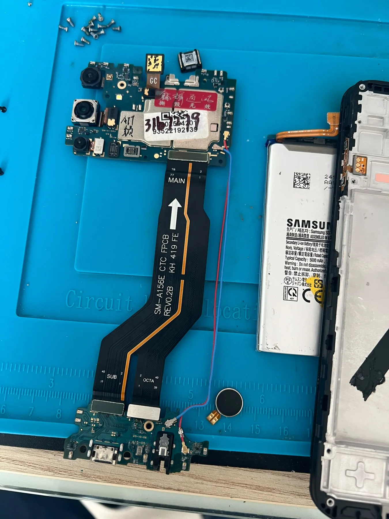 Photo réelle d’un smartphone Samsung démonté pendant une intervention sur le circuit de charge chez Badiphone à Lille.
