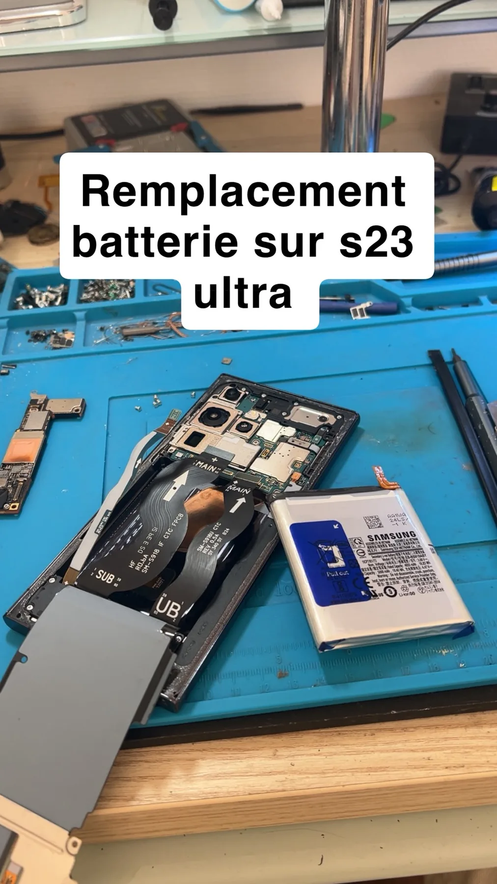 Photo réelle d’un iPhone ouvert montrant sa batterie pendant une réparation chez Badiphone à Lille.